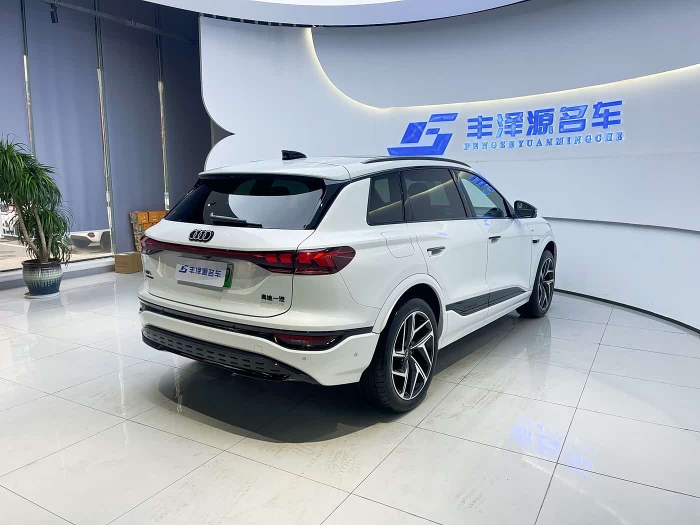 2025 Audi Q6L e-tron White, 3,900 km, China export – photo 4