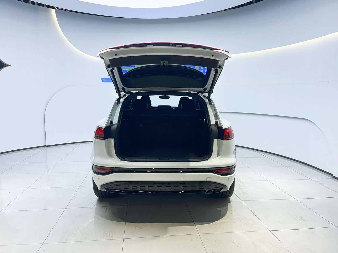 2025 Audi Q6L e-tron White, 3,900 km, China export – photo 6