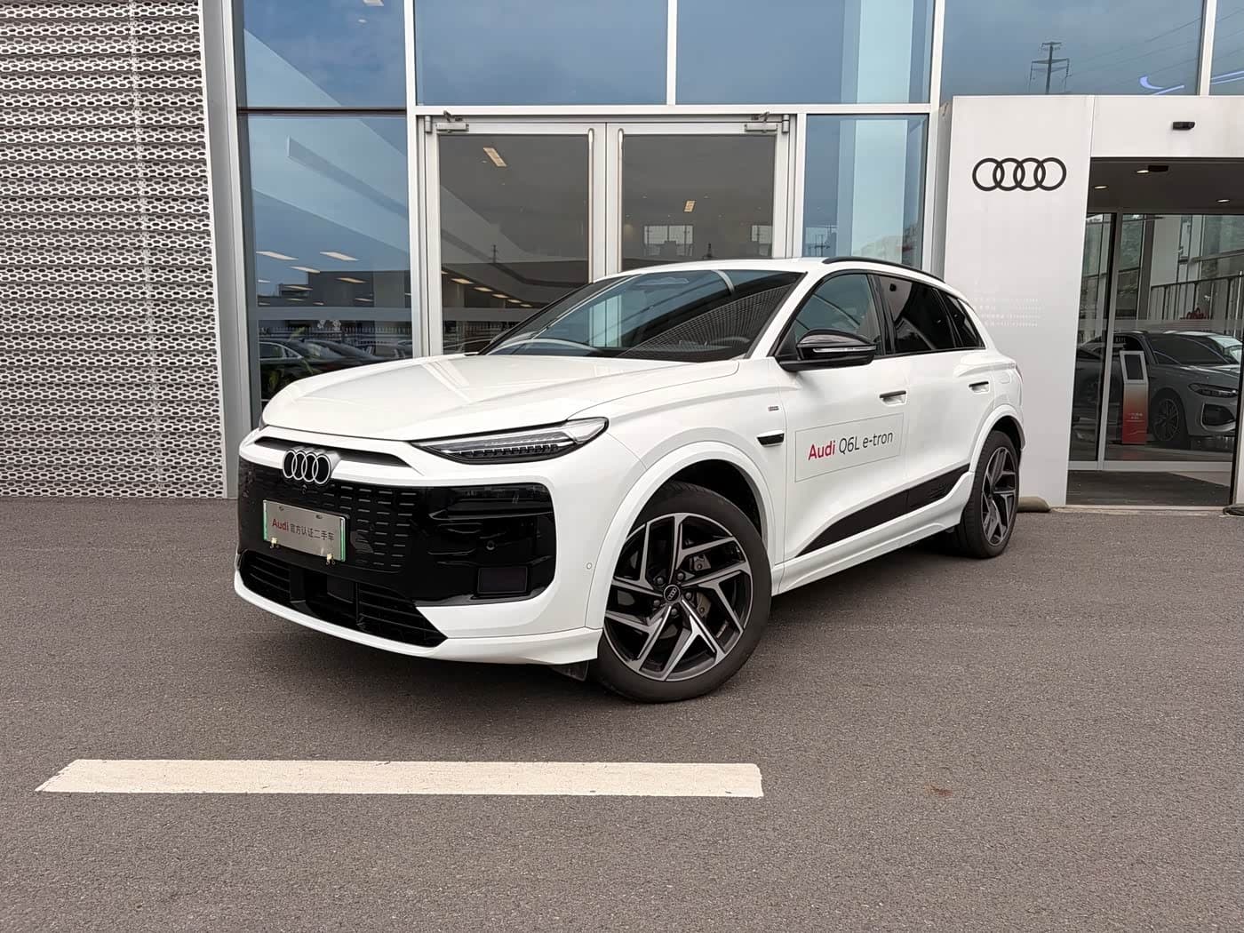 2025 Audi Q6L e-tron White, 12,000 km, China export – photo 1