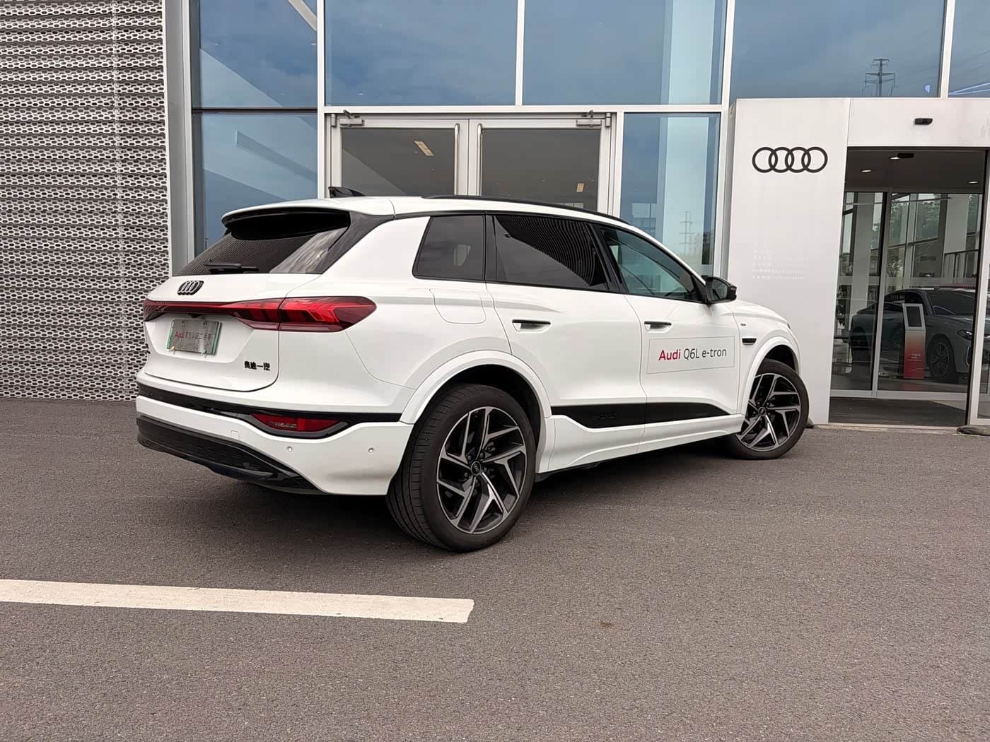 2025 Audi Q6L e-tron White, 12,000 km, China export – photo 4