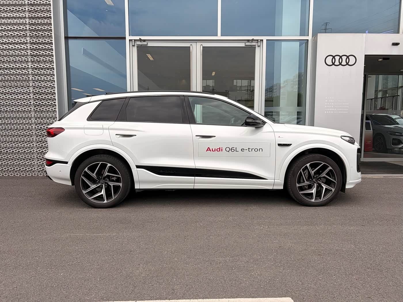 2025 Audi Q6L e-tron White, 12,000 km, China export – photo 3