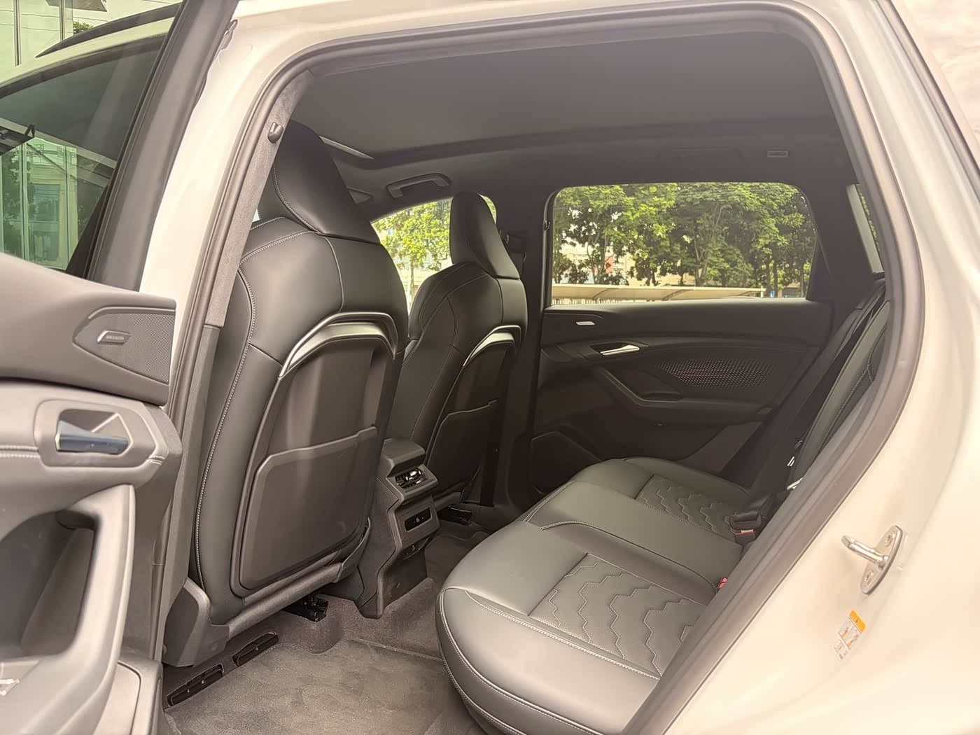2025 Audi Q6L e-tron White, 12,000 km, China export – photo 11