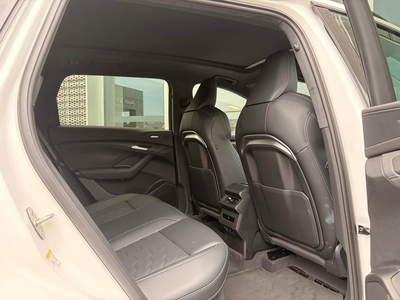 2025 Audi Q6L e-tron White, 12,000 km, China export – photo 12