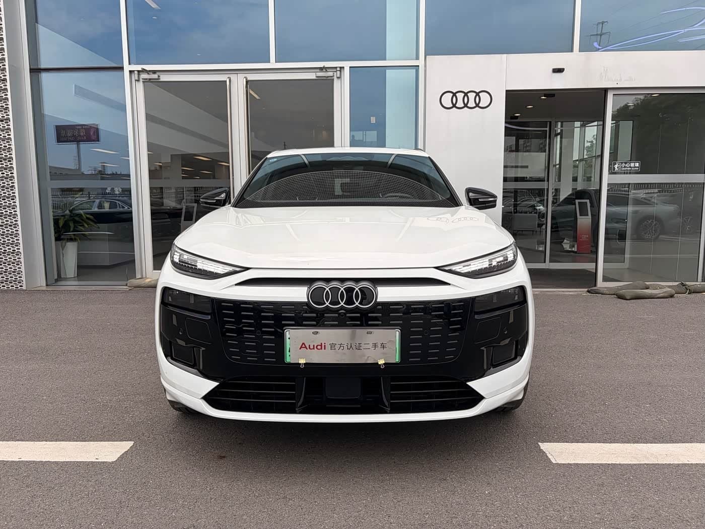 2025 Audi Q6L e-tron White, 12,000 km, China export – photo 2