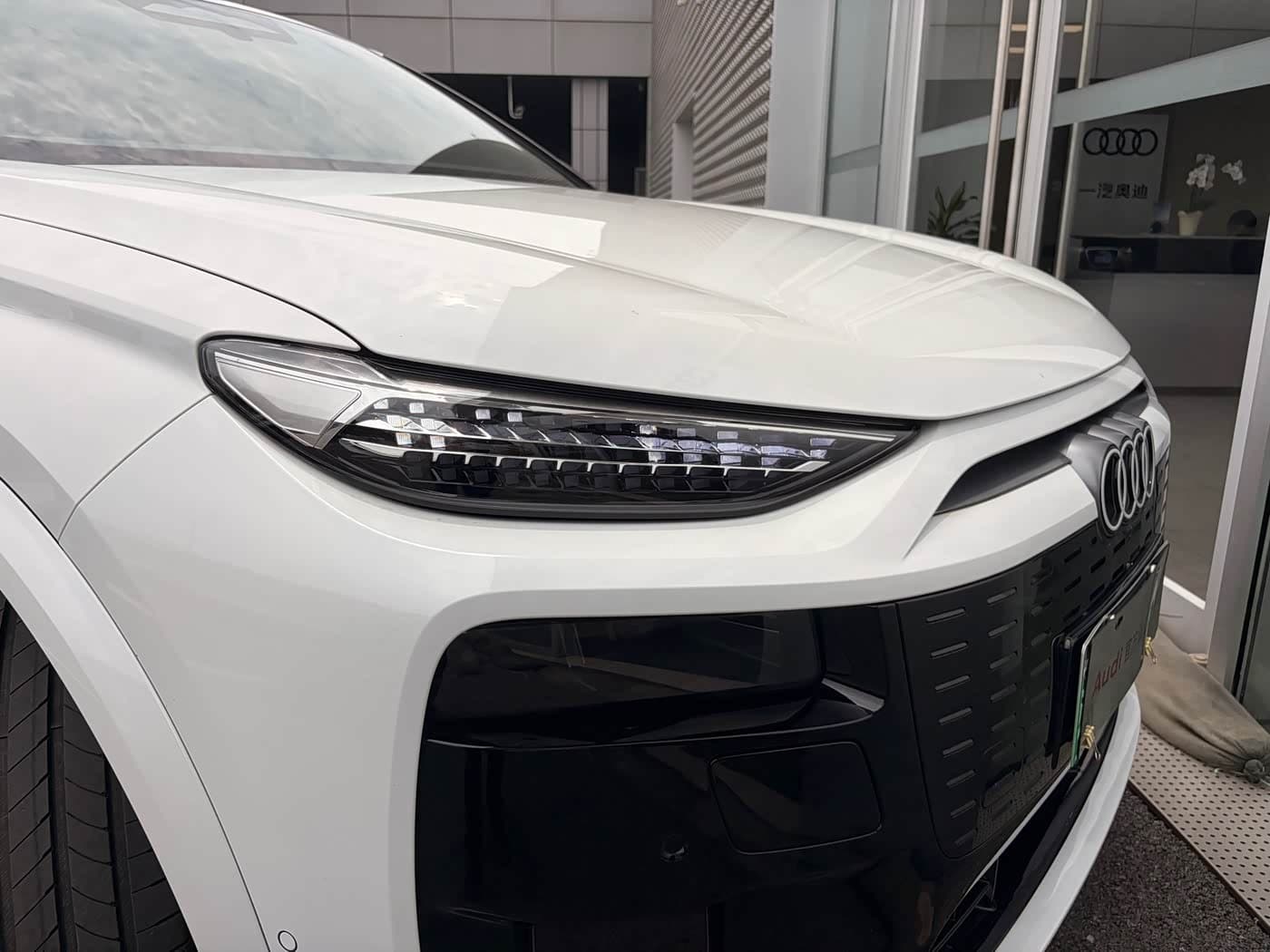 2025 Audi Q6L e-tron White, 12,000 km, China export – photo 17