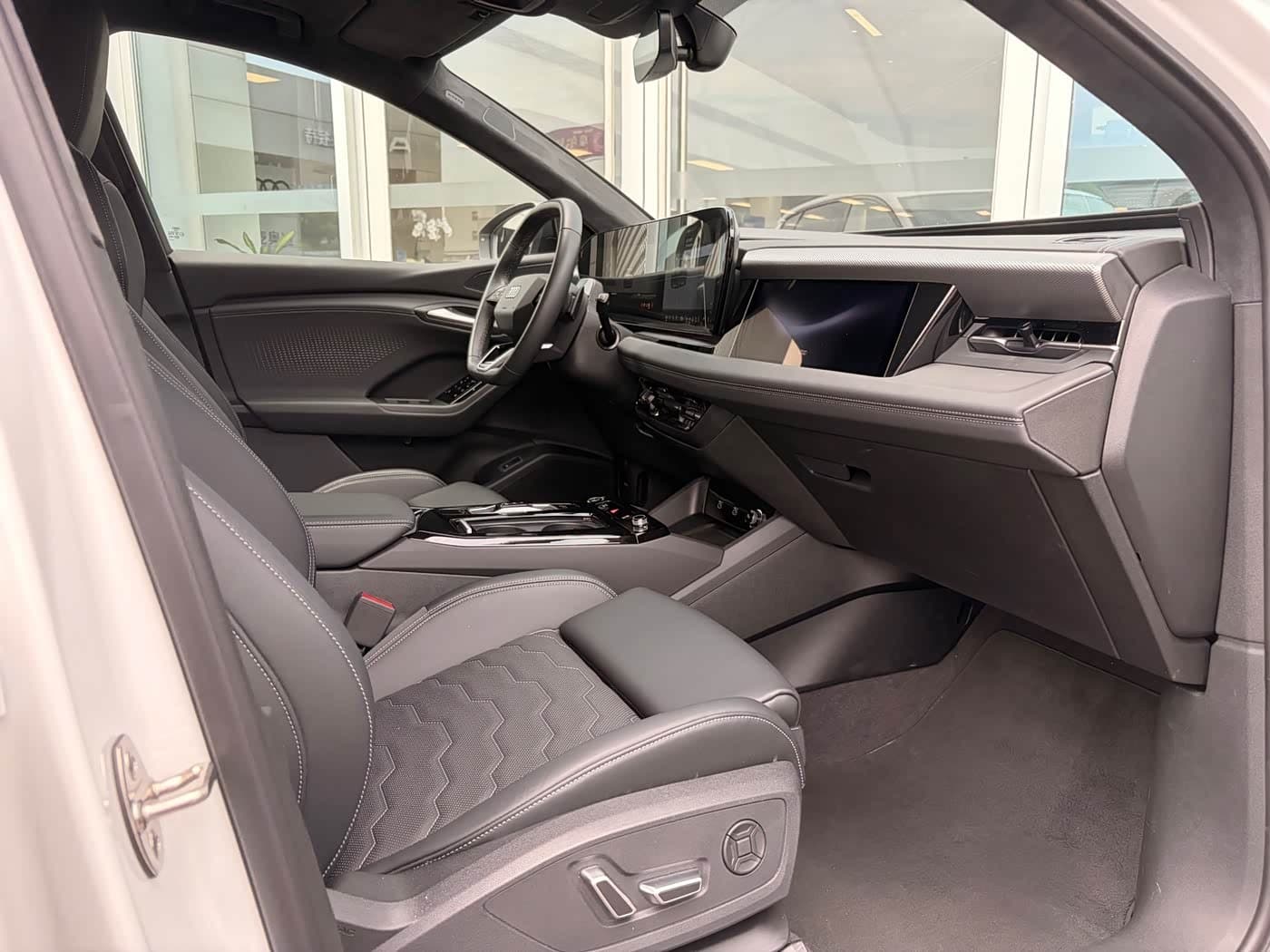 2025 Audi Q6L e-tron White, 12,000 km, China export – photo 13