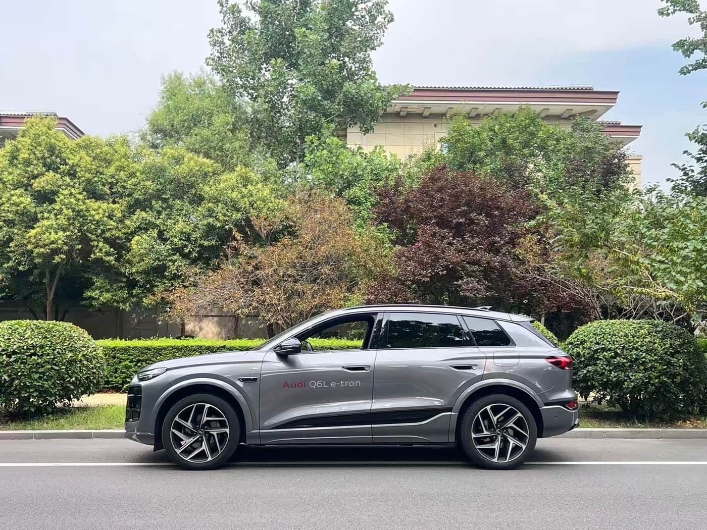 2025 Audi Q6L e-tron 银灰色, 4,000 km, China export – photo 3