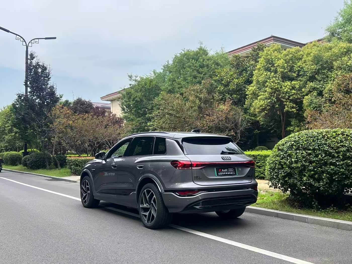2025 Audi Q6L e-tron 银灰色, 4,000 km, China export – photo 4