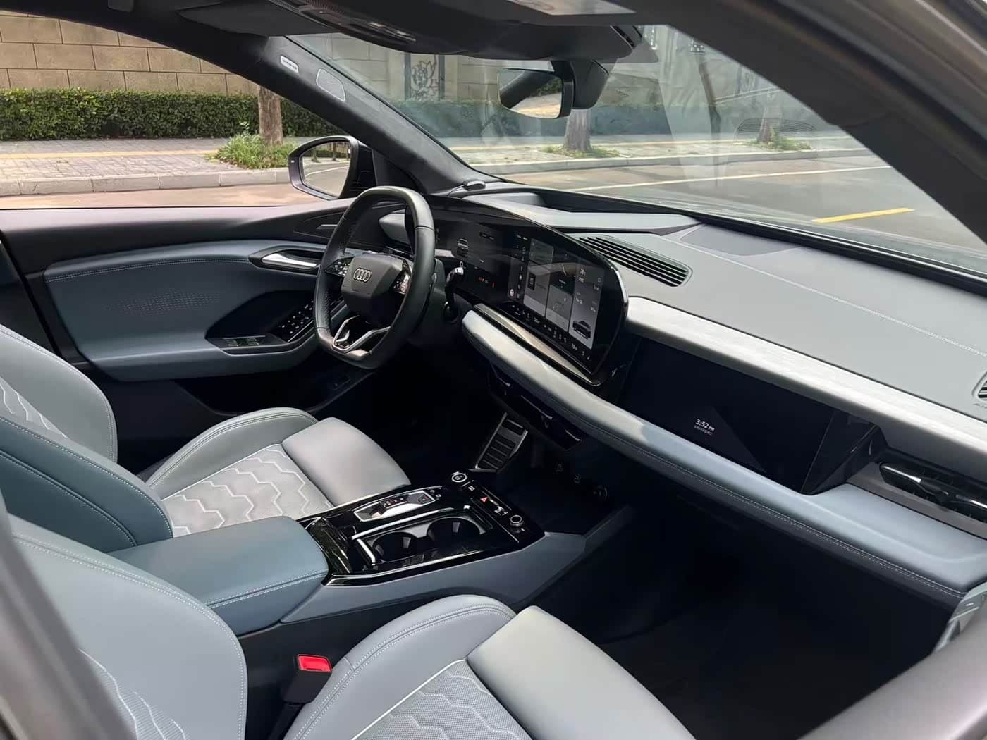 2025 Audi Q6L e-tron 银灰色, 4,000 km, China export – photo 6