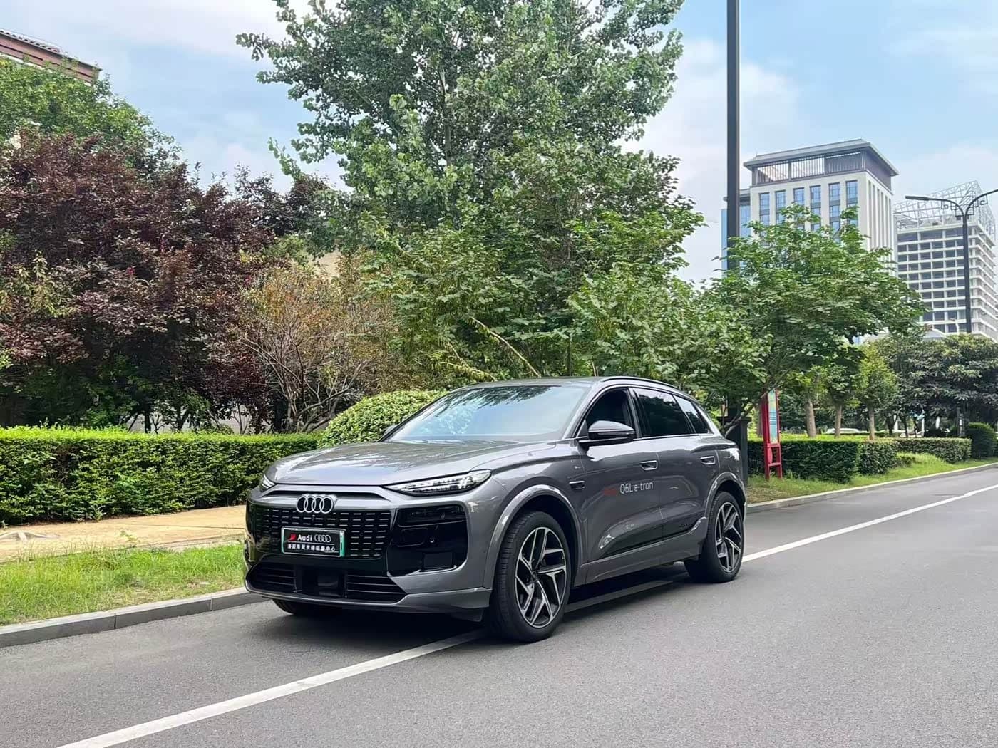 2025 Audi Q6L e-tron 银灰色, 4,000 km, China export – photo 2