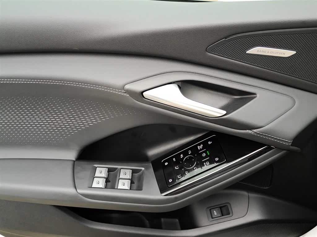 2025 Audi Q6L e-tron White, 6,900 km, China export – photo 8