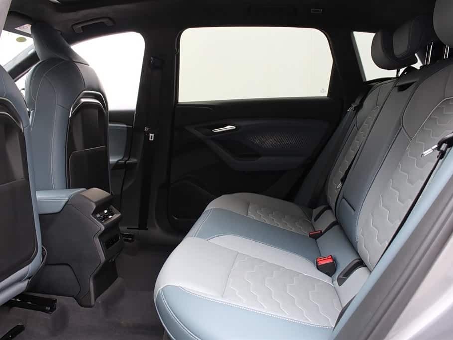 2025 Audi Q6L e-tron 银灰色, 9,800 km, China export – photo 8
