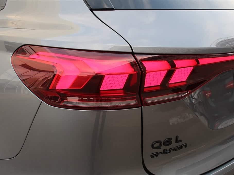 2025 Audi Q6L e-tron 银灰色, 9,800 km, China export – photo 11