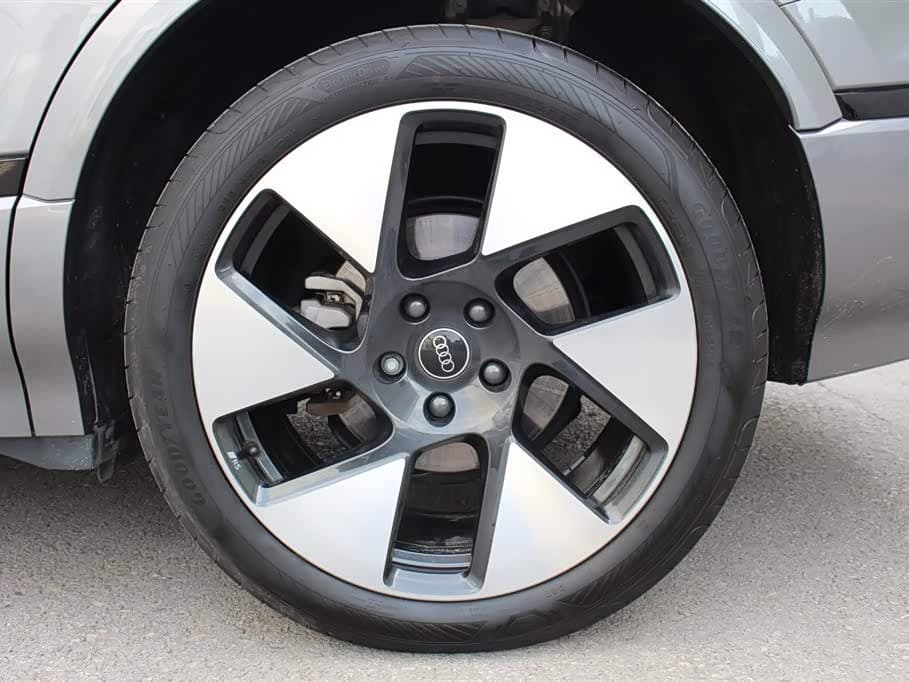 2025 Audi Q6L e-tron 银灰色, 9,800 km, China export – photo 9