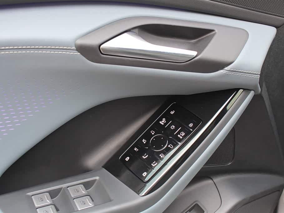 2025 Audi Q6L e-tron 银灰色, 9,800 km, China export – photo 13
