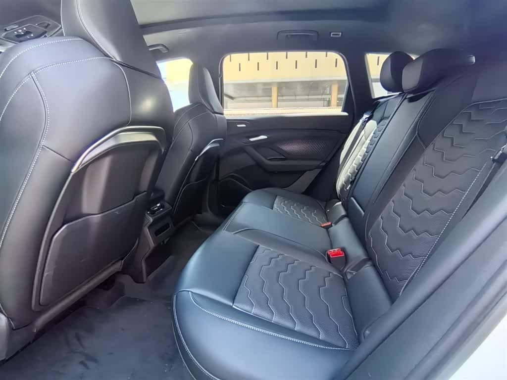 2025 Audi Q6L e-tron White, 15,000 km, China export – photo 7