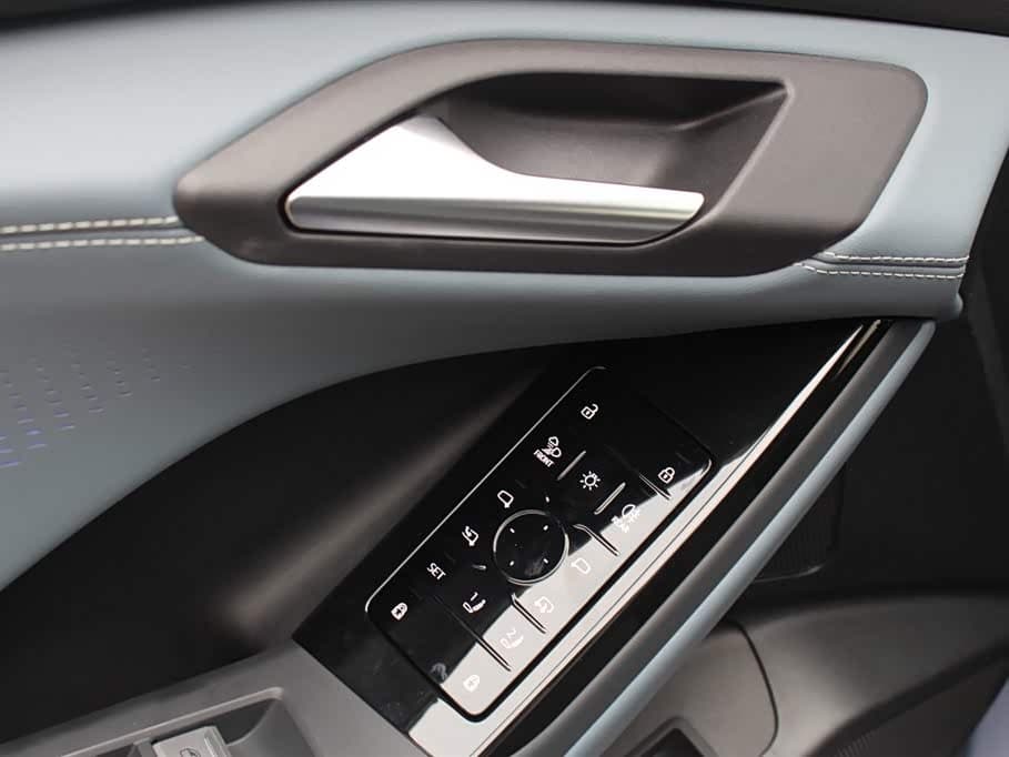 2025 Audi Q6L e-tron Blue, 5,600 km, China export – photo 17