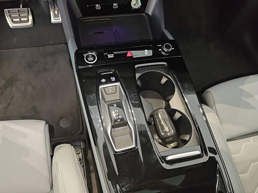 2025 Audi Q6L e-tron Red, 2,600 km, China export – photo 14