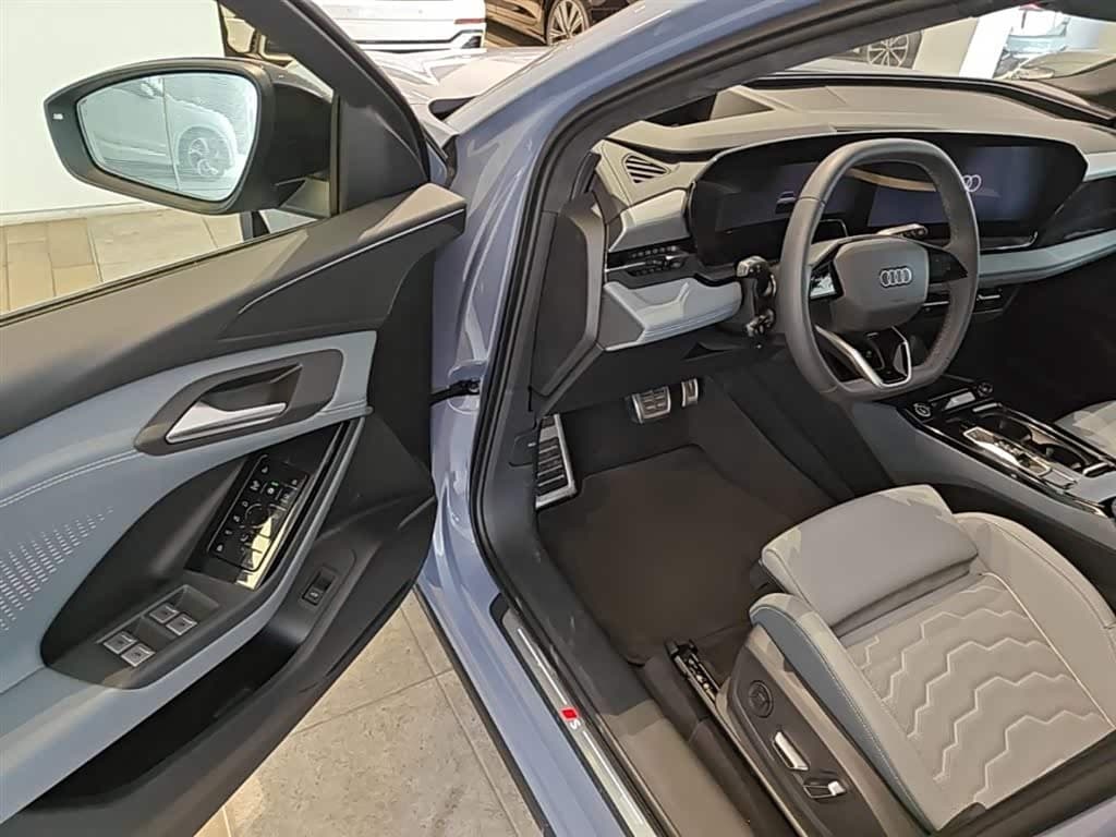 2025 Audi Q6L e-tron Red, 2,600 km, China export – photo 16
