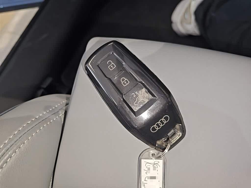 2025 Audi Q6L e-tron Red, 2,600 km, China export – photo 9