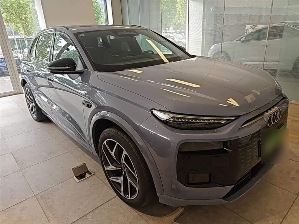 2025 Audi Q6L e-tron Red, 2,600 km, China export – photo 4