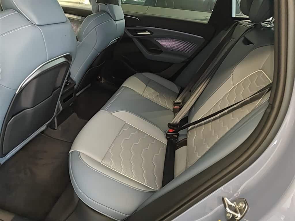 2025 Audi Q6L e-tron Red, 2,600 km, China export – photo 17