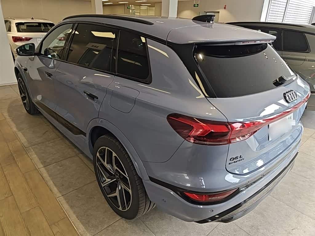 2025 Audi Q6L e-tron Red, 2,600 km, China export – photo 5