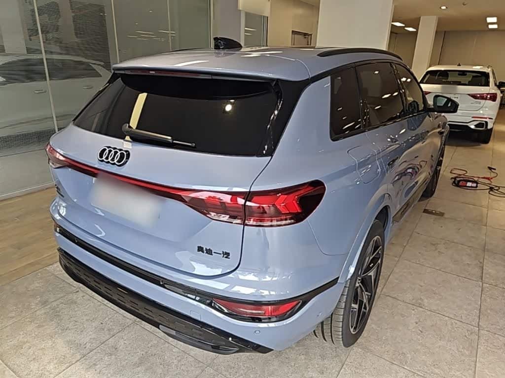 2025 Audi Q6L e-tron Red, 2,600 km, China export – photo 7