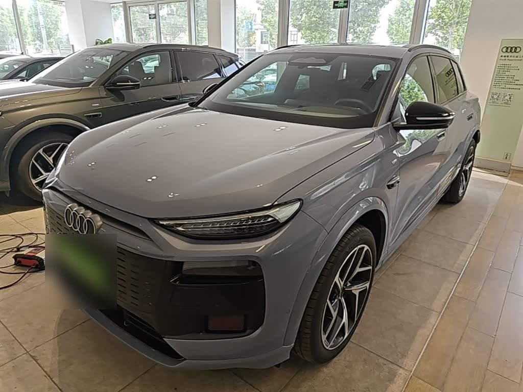 2025 Audi Q6L e-tron Red, 2,600 km, China export – photo 1