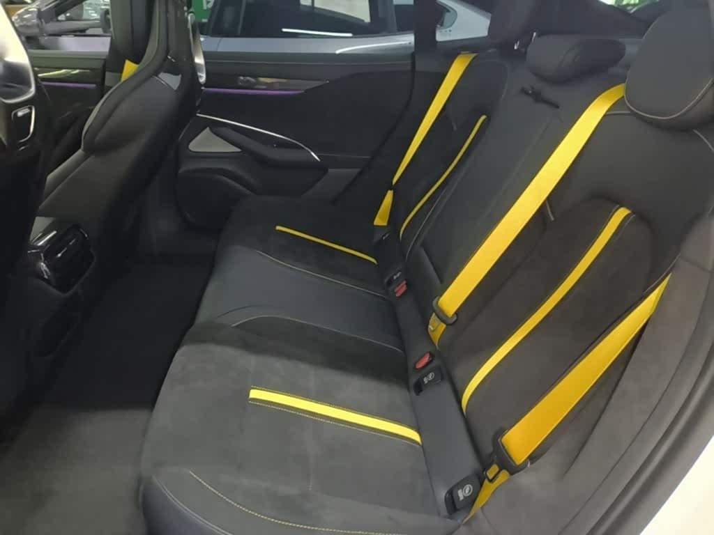 2025 Xiaomi Auto Xiaomi SU7 Ultra White, 6,700 km, China export – photo 17