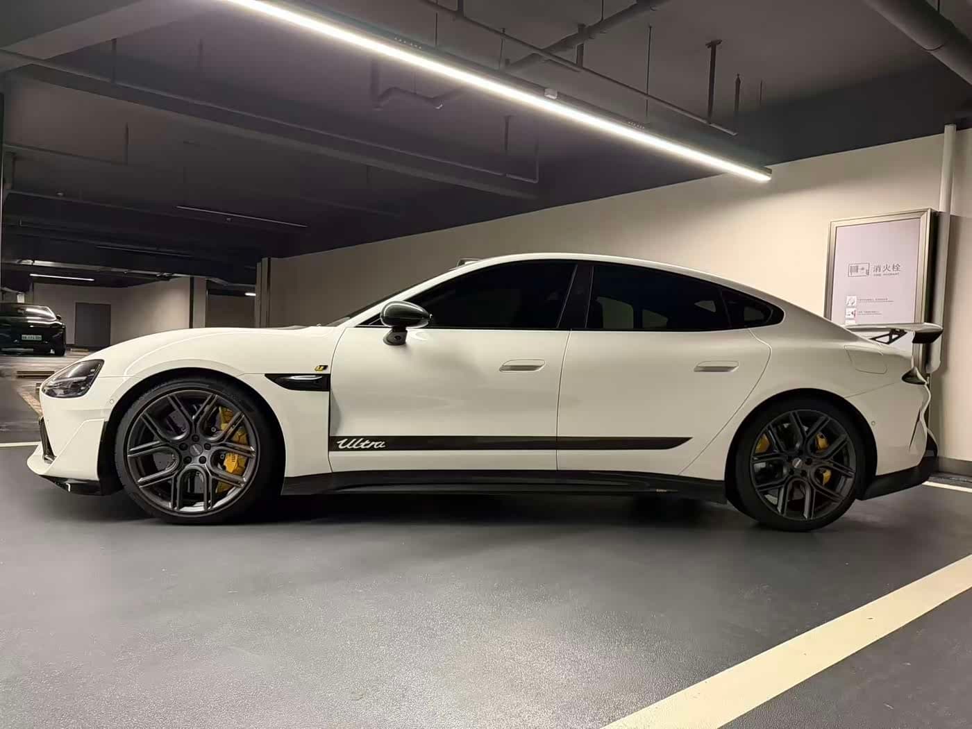 2025 Xiaomi Auto Xiaomi SU7 Ultra White, 6,000 km, China export – photo 8