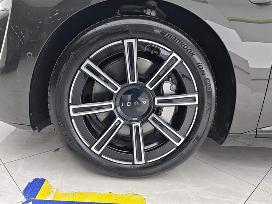 2025 Audi E5 Sportback Black, 5,900 km, China export – photo 6