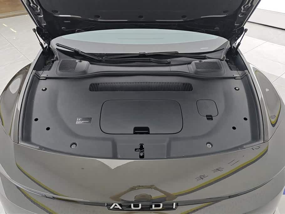 2025 Audi E5 Sportback Black, 5,900 km, China export – photo 10
