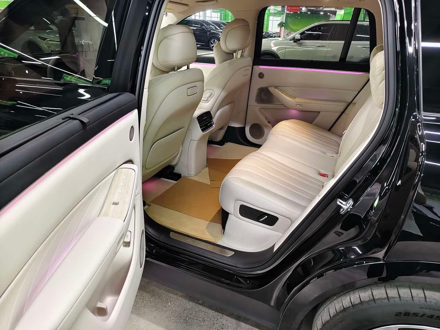 2025 Aito Wenjie AITO M8 Black, 24,000 km, China export – photo 12