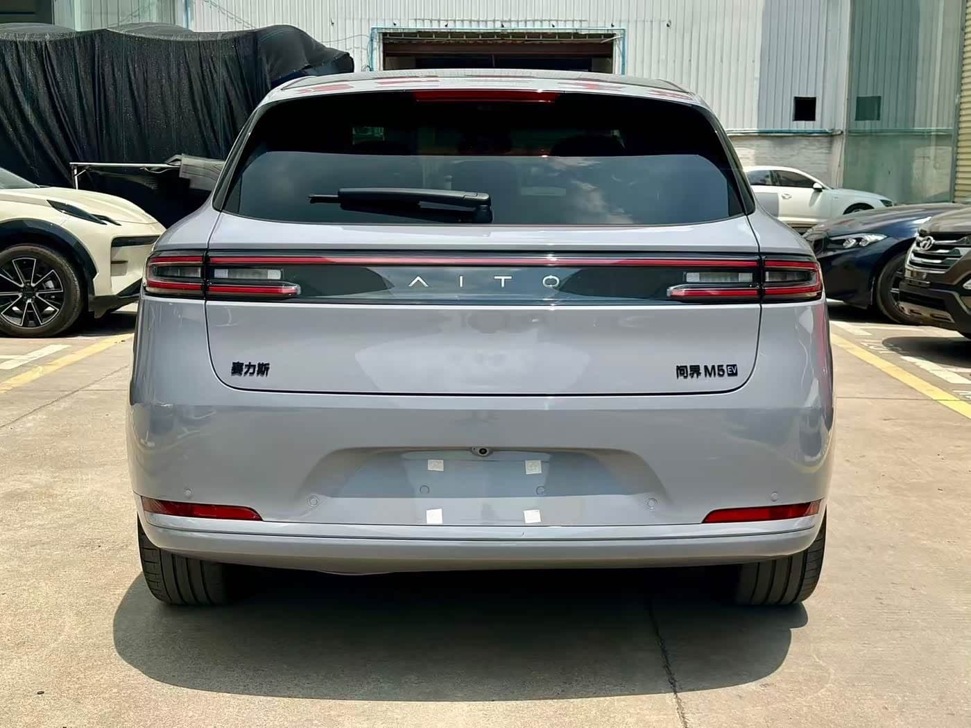 2025 Aito Wenjie AITO M5 رمادي فضي, 5,000 km, China export – photo 7