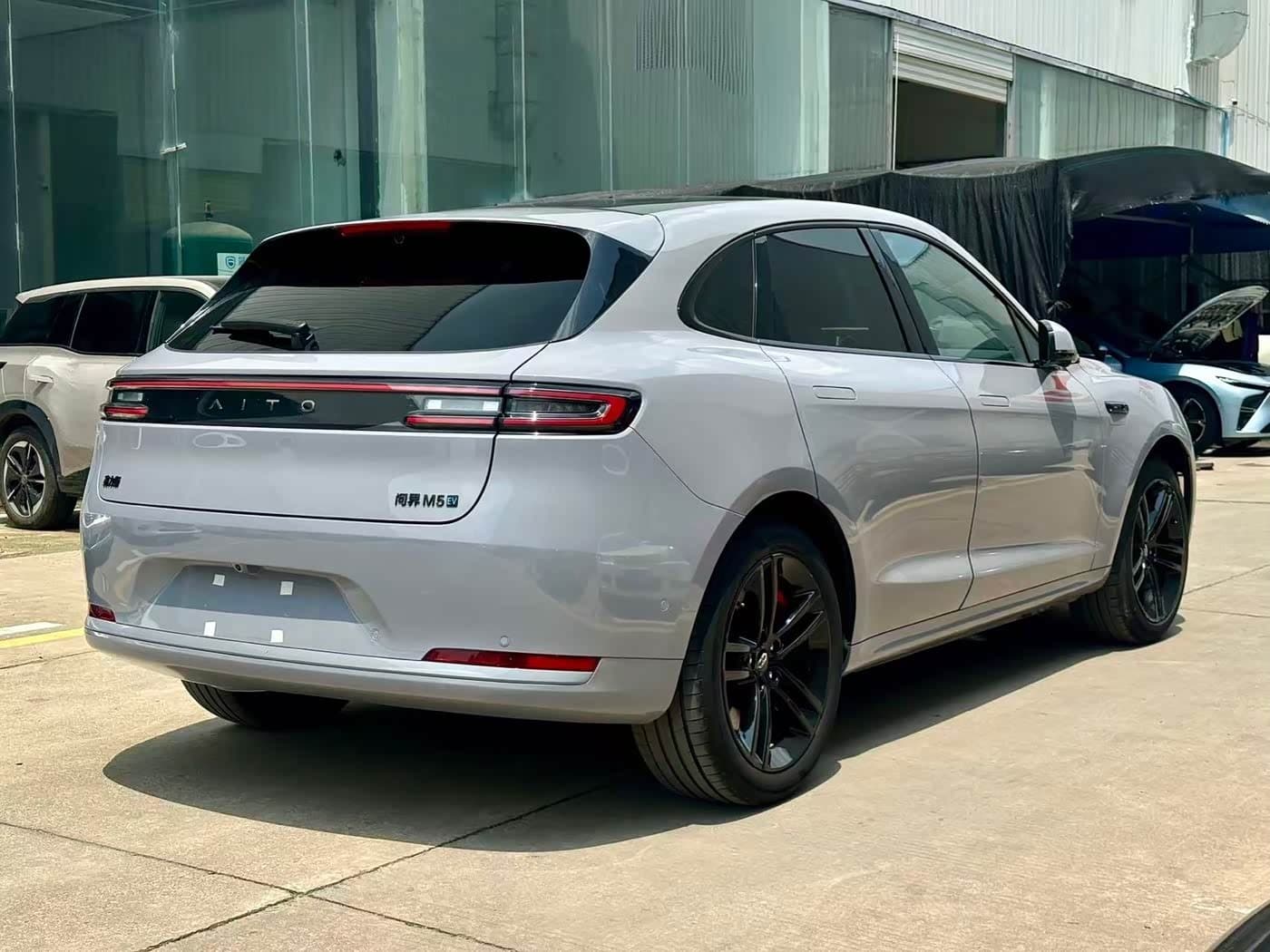 2025 Aito Wenjie AITO M5 رمادي فضي, 5,000 km, China export – photo 8