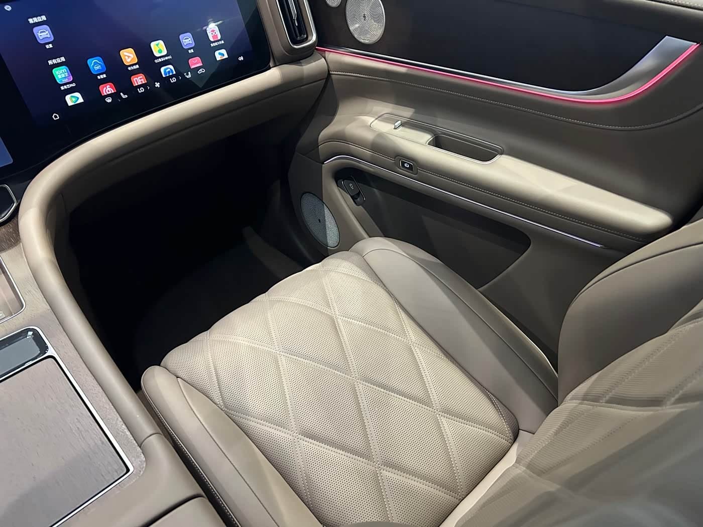 2025 Aito Wenjie AITO M9 Red, 15,000 km, China export – photo 8