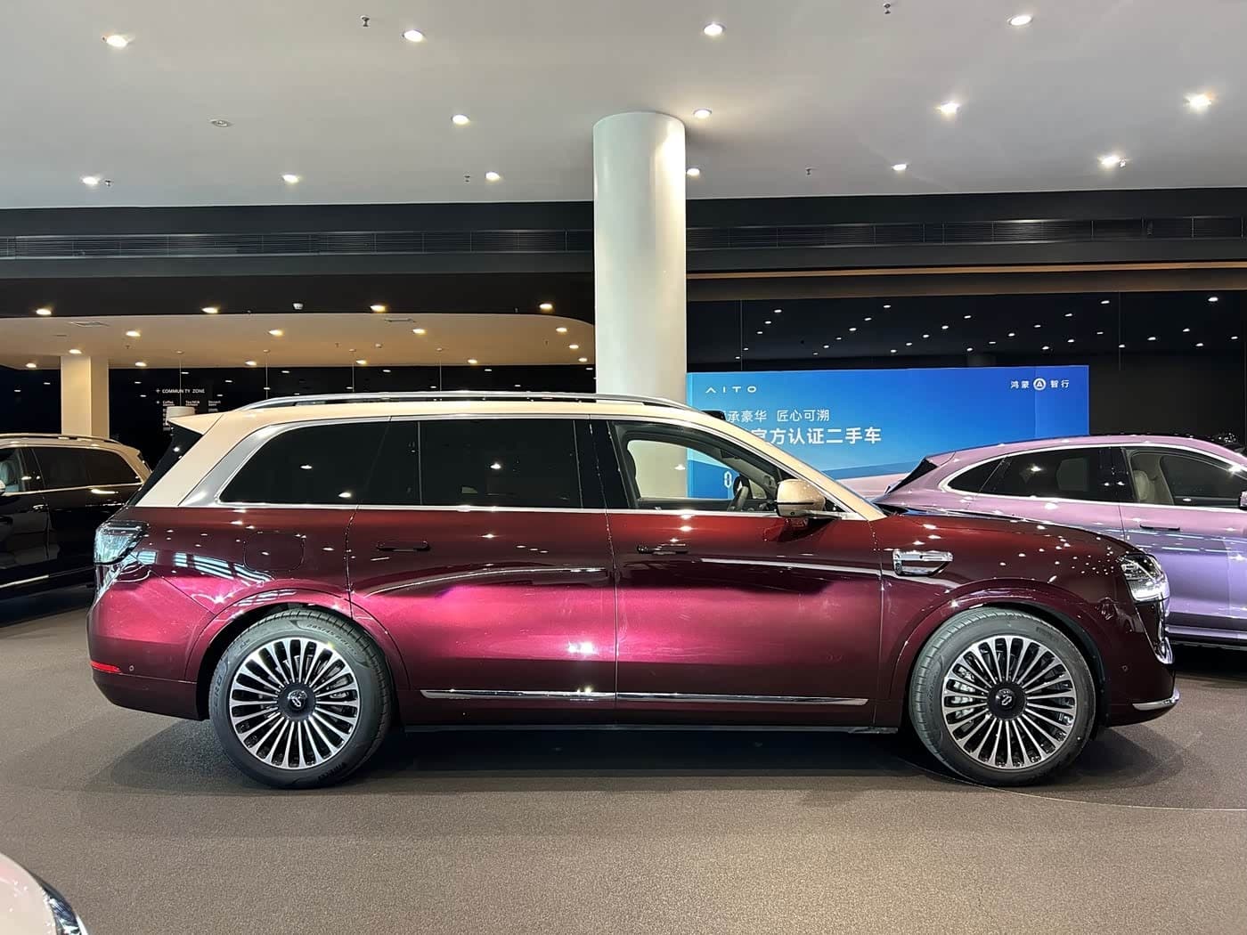2025 Aito Wenjie AITO M9 Red, 15,000 km, China export – photo 4