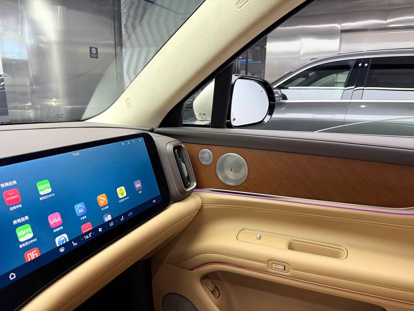 2025 Aito Wenjie AITO M9 Red, 7,000 km, China export – photo 9