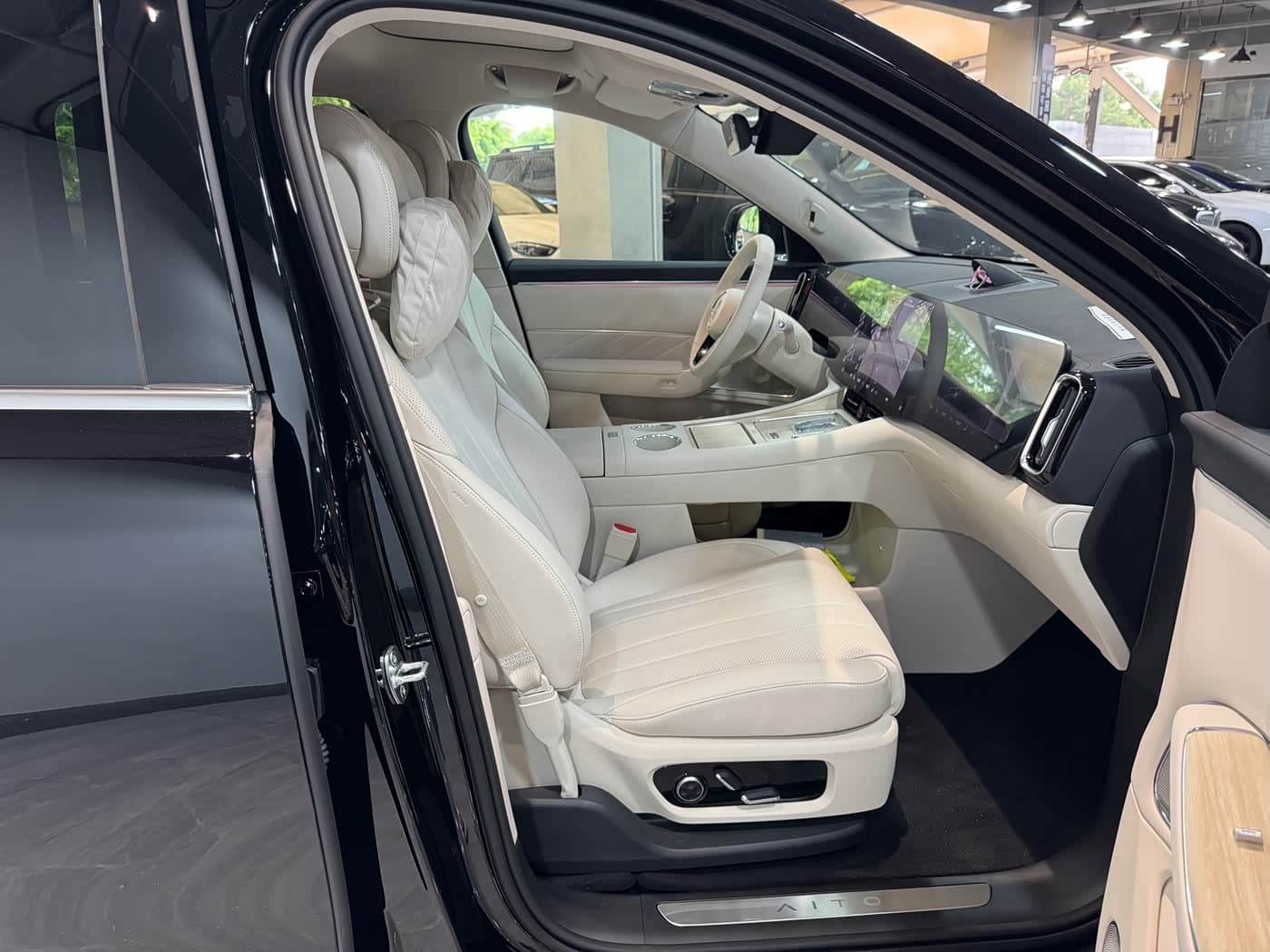 2026 Aito Wenjie AITO M8 Black, 100 km, China export – photo 17