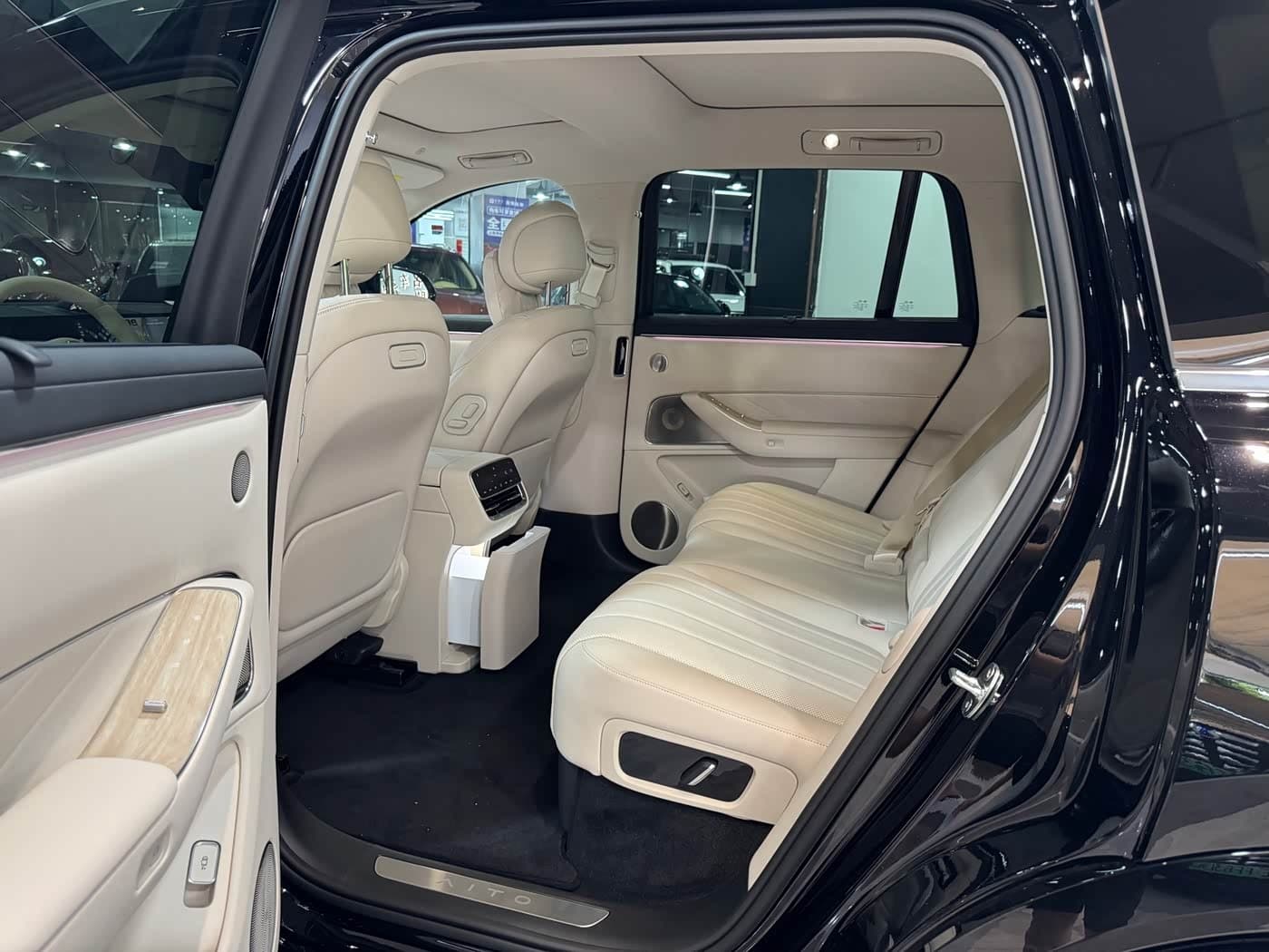 2026 Aito Wenjie AITO M8 Black, 100 km, China export – photo 15