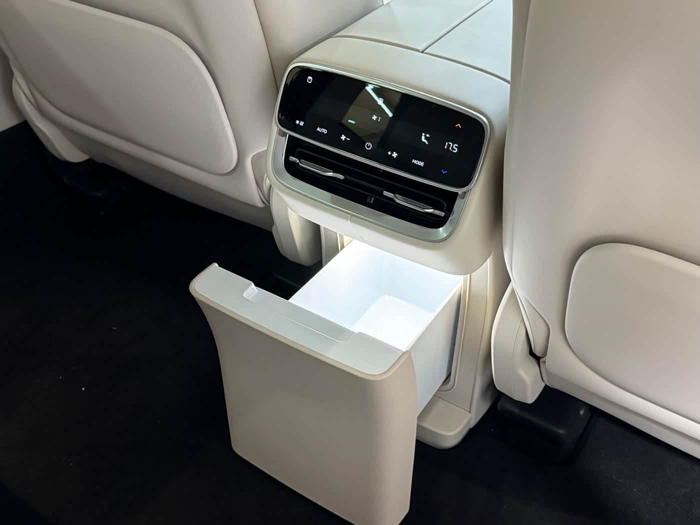 2026 Aito Wenjie AITO M8 Black, 100 km, China export – photo 14