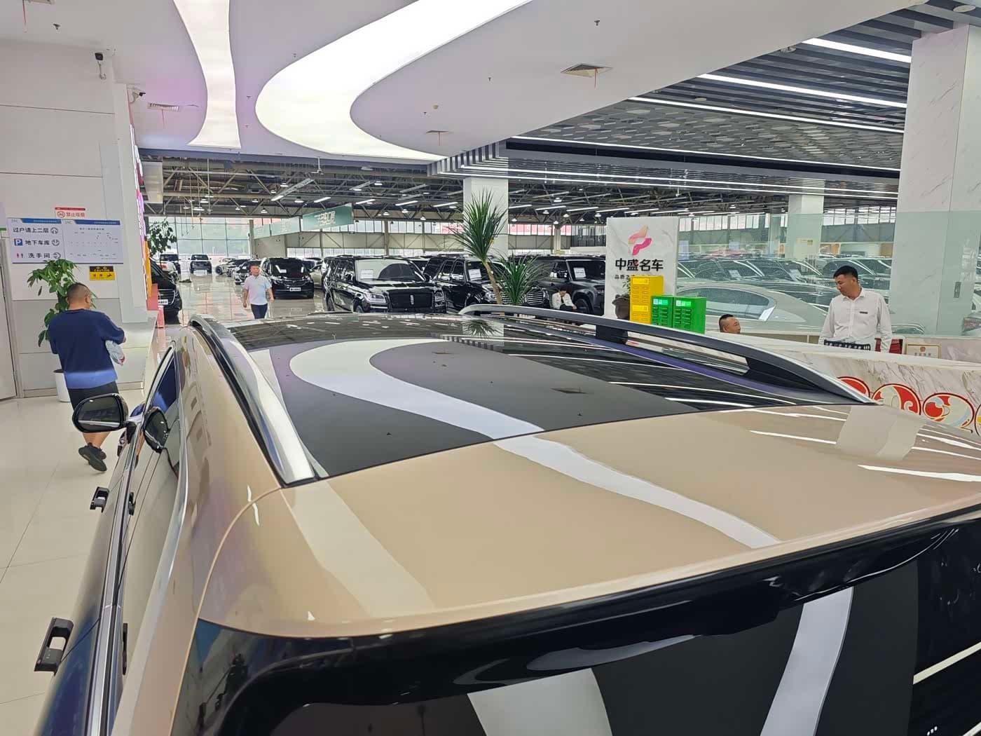 2025 Aito Wenjie AITO M9 Red, 15,000 km, China export – photo 14