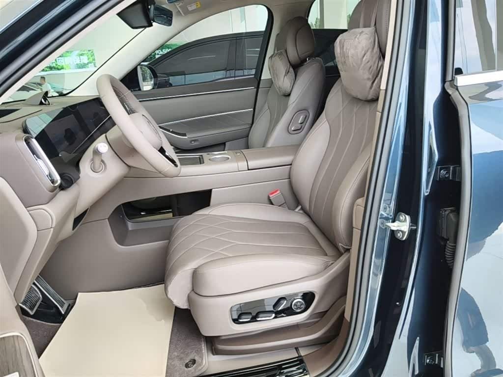 2025 Aito Wenjie AITO M8 Blue, 5,300 km, China export – photo 15