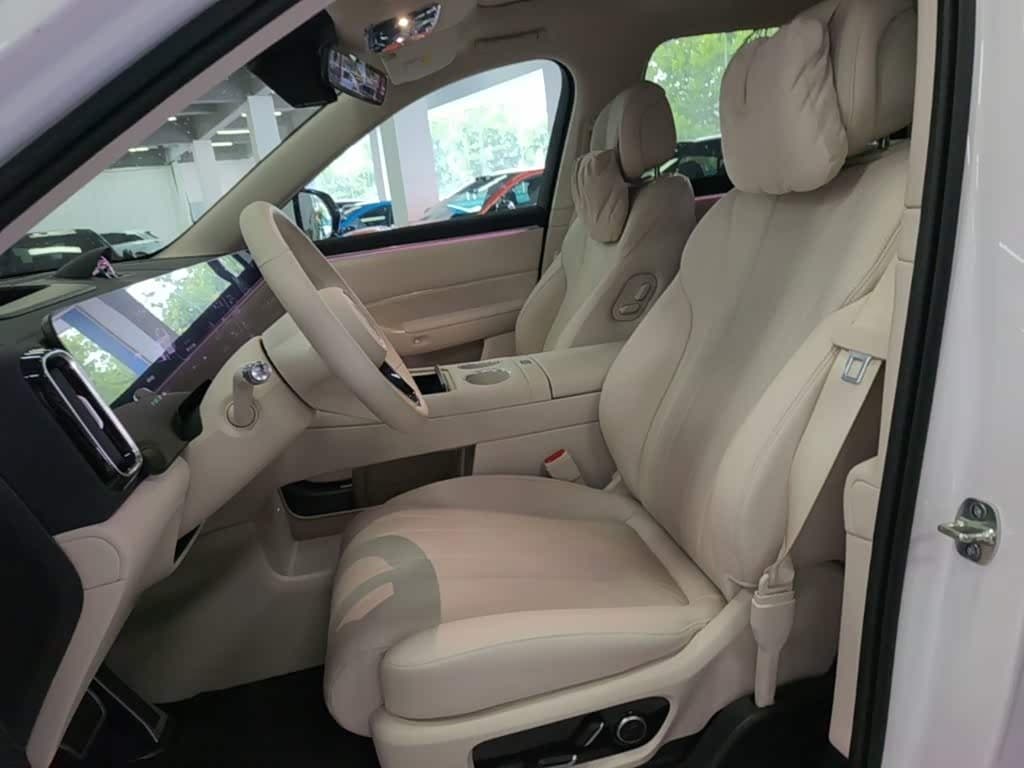 2025 Aito Wenjie AITO M8 White, 8,900 km, China export – photo 15