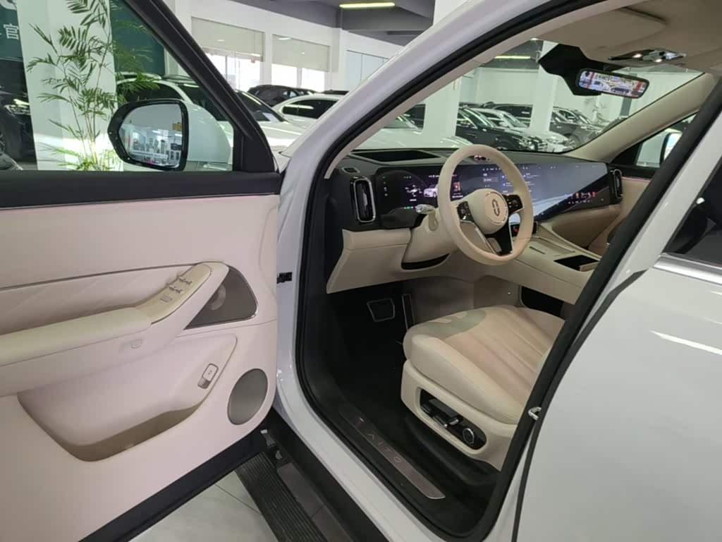 2025 Aito Wenjie AITO M8 White, 8,900 km, China export – photo 16