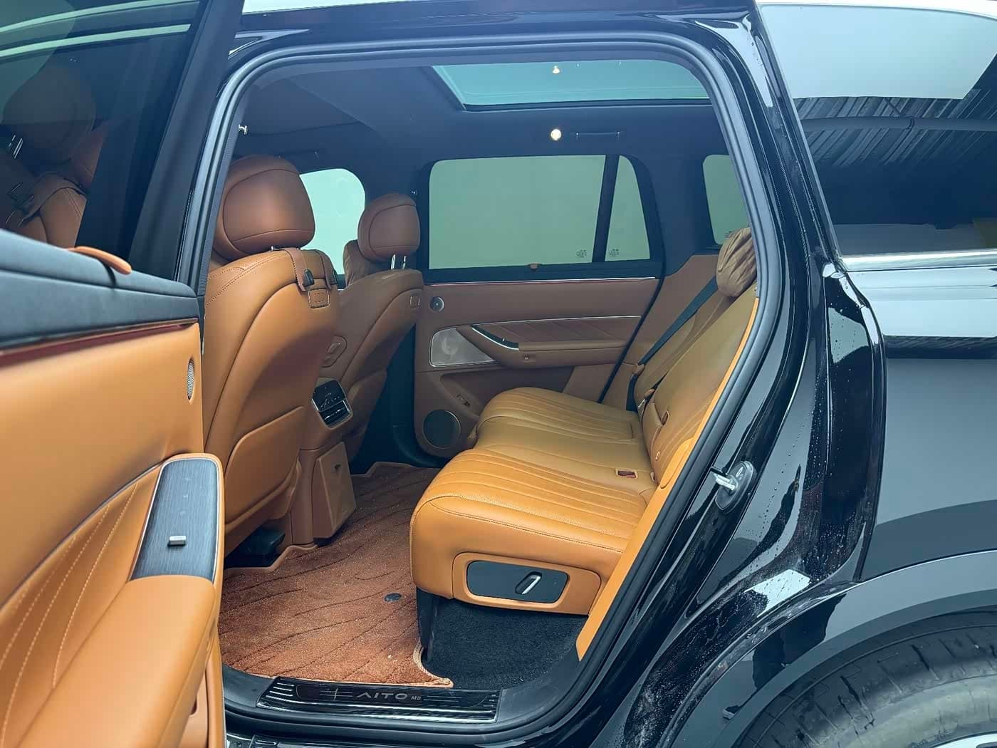 2025 Aito Wenjie AITO M8 Black, 9,000 km, China export – photo 9