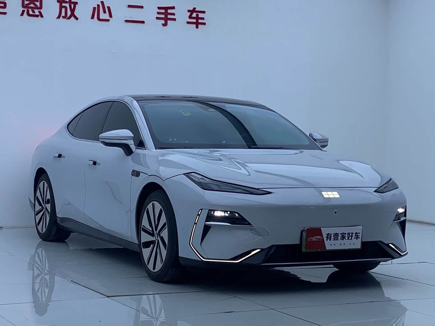 2024 Geely Galaxy Galaxy E8 Gris Argenté, 35,000 km, China export – photo 3