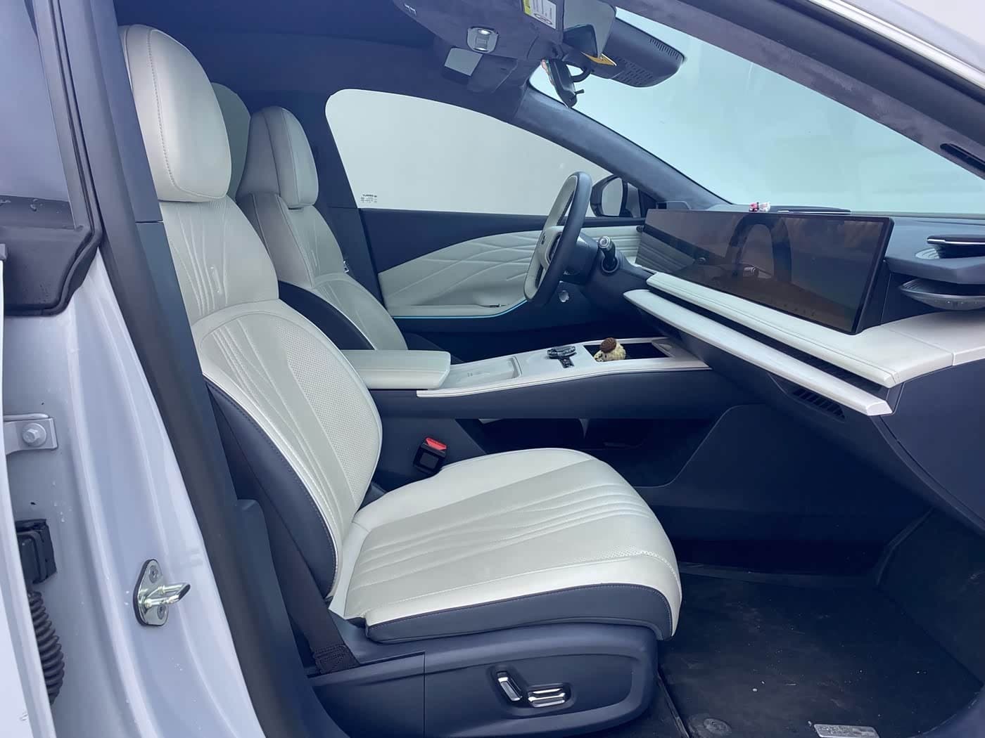 2024 Geely Galaxy Galaxy E8 Gris Argenté, 35,000 km, China export – photo 14