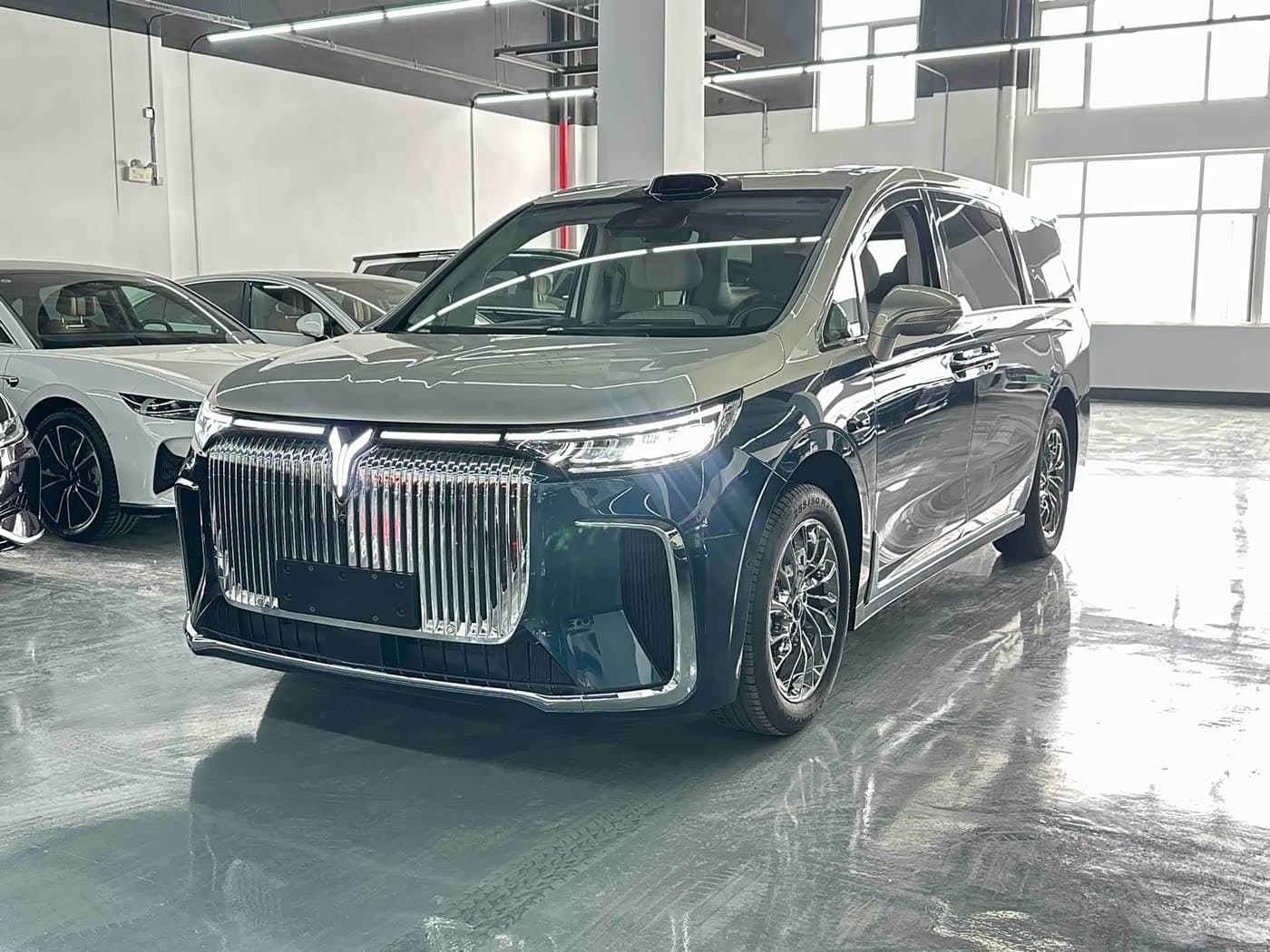 2024 Voyah Auto Voyah Dreamer Silver Gray, 36,000 km, China export – photo 1